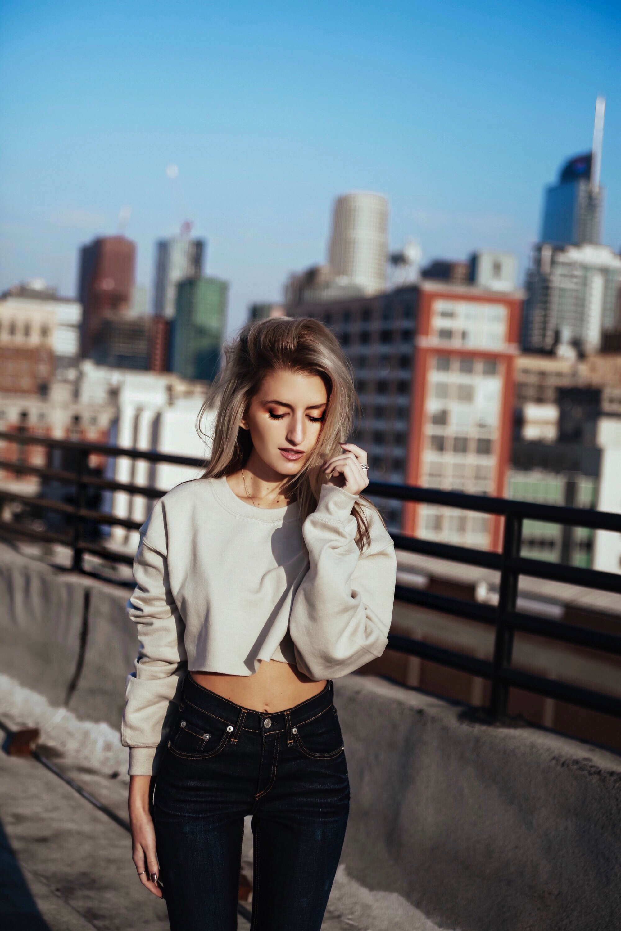 Cropped sweatshirt and sneakers