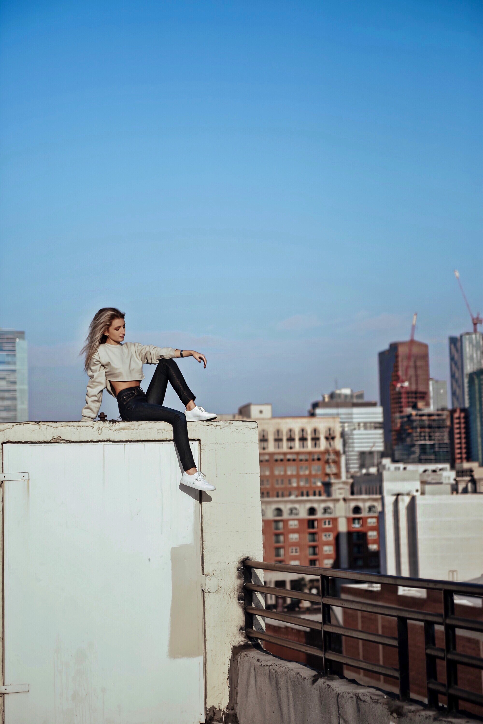 Cropped sweatshirt and sneakers